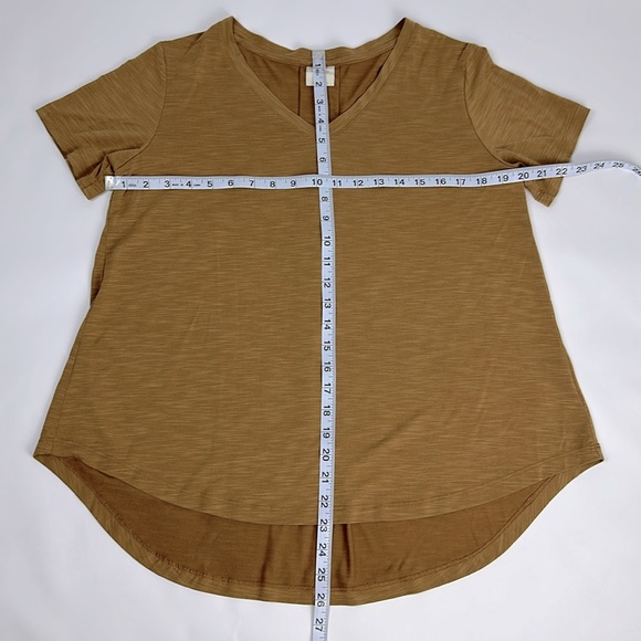 MOD REF V Neck T. Hi-Lo Hemline. Size Medium. Burnt Sienna in Color. - Picture 4 of 6